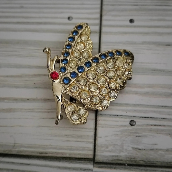 Delightful Vtg Gold Tone Pave Clear Lt Blue Rhinestone Side BUTTERFLY Pin - Picture 3 of 6